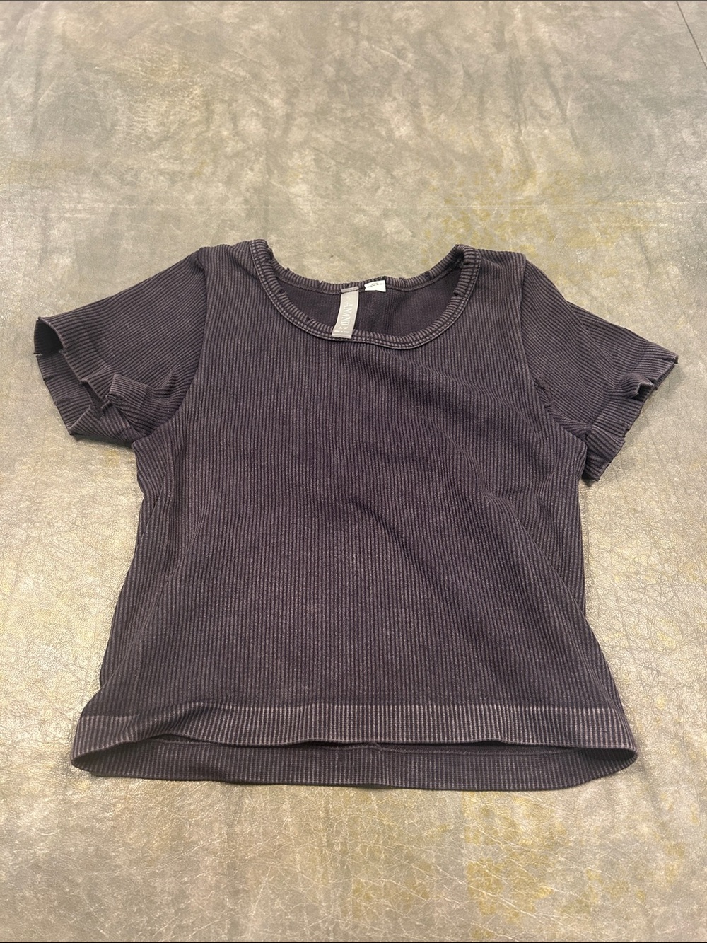 Anwnd short-sleeve cropped ribbed t-shirt black with crew neckline